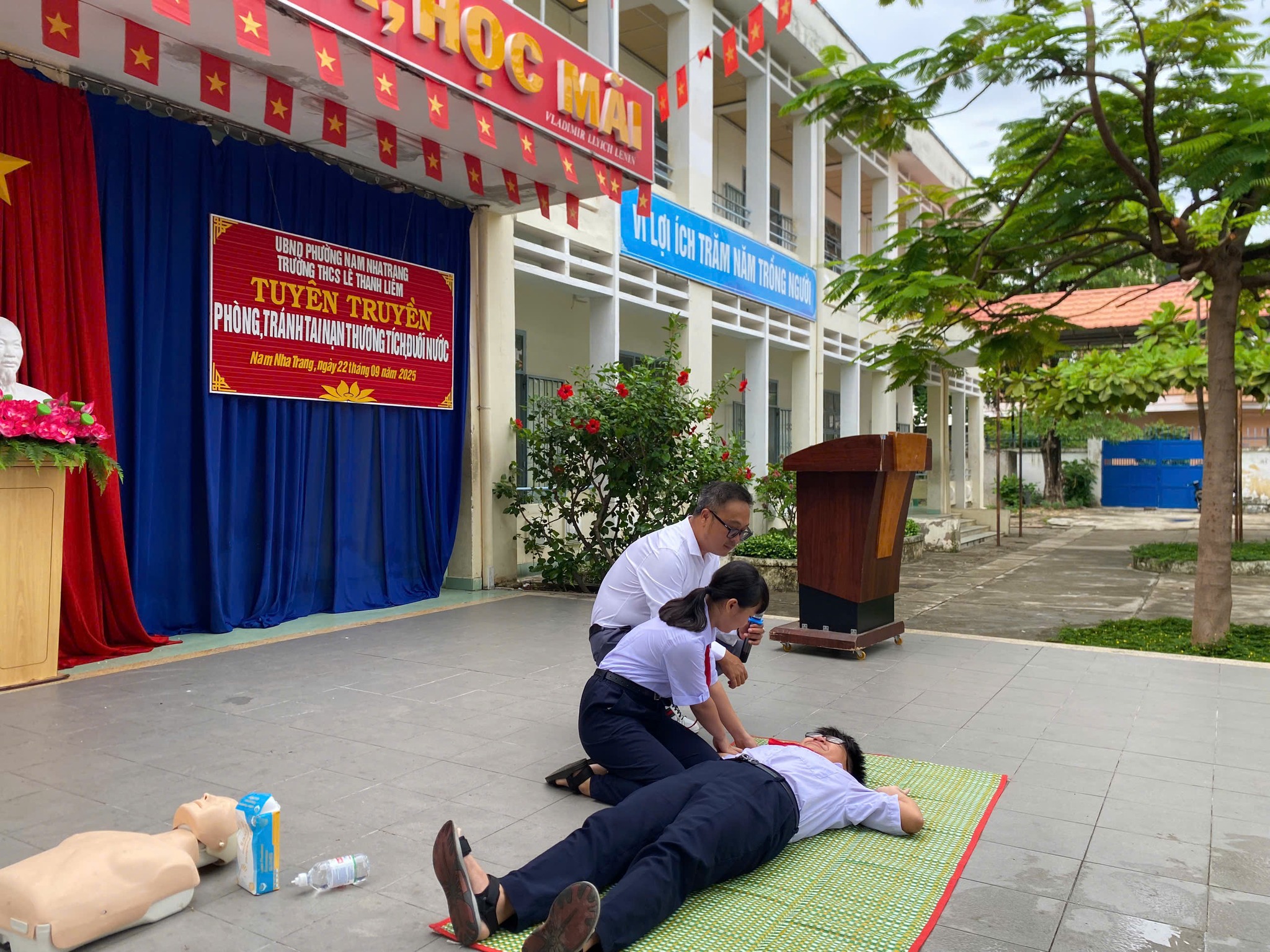 Tập huấn sơ cứu đuối nước và phòng ngừa tai nạn thương tích cho gần 3.000 học sinh